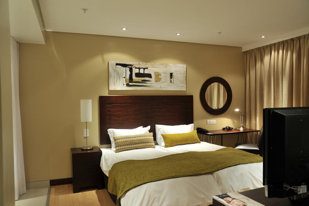 Protea Hotel By Marriott Transit O.R. Tambo Airport Kempton Park Exteriör bild