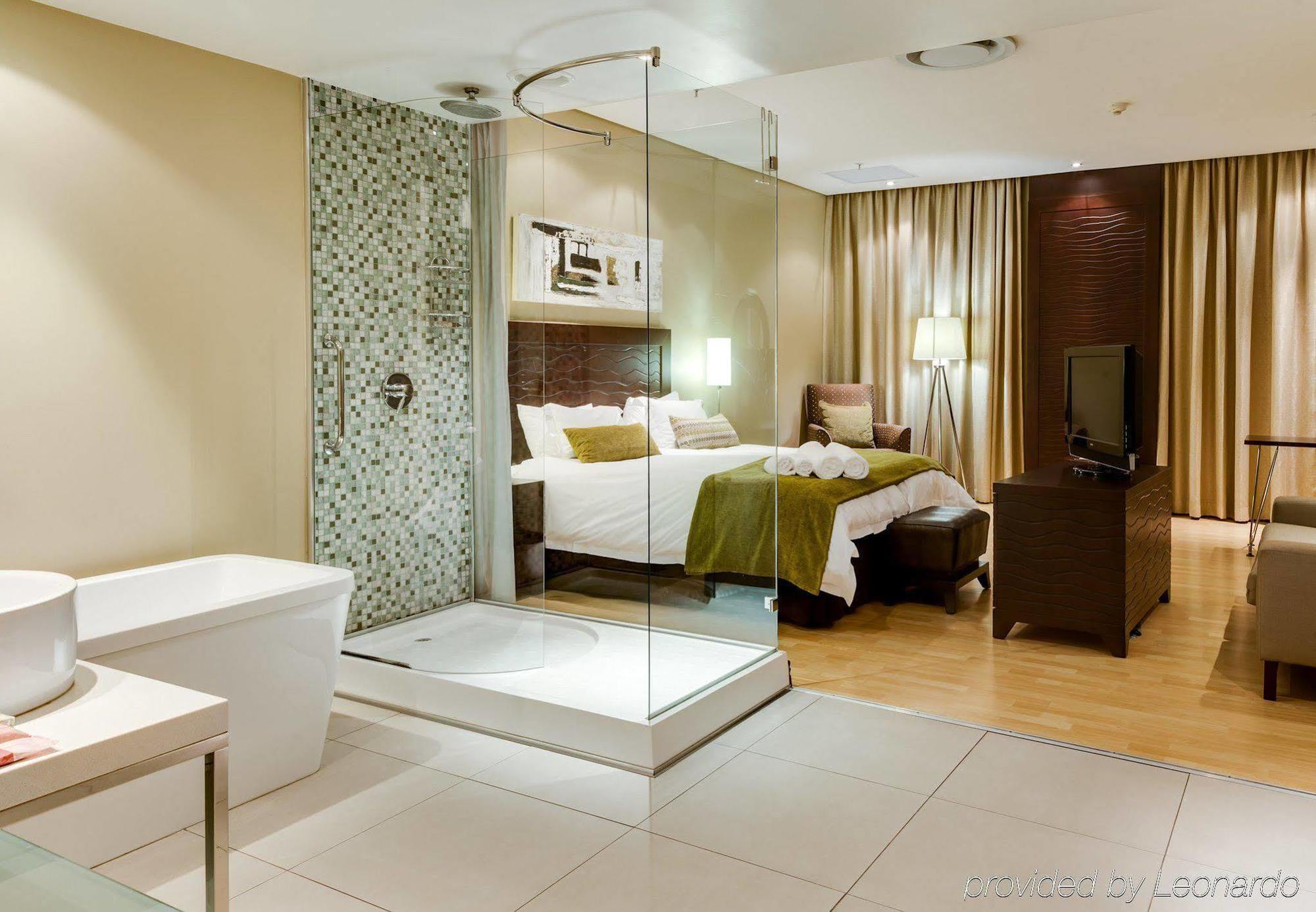Protea Hotel By Marriott Transit O.R. Tambo Airport Kempton Park Exteriör bild