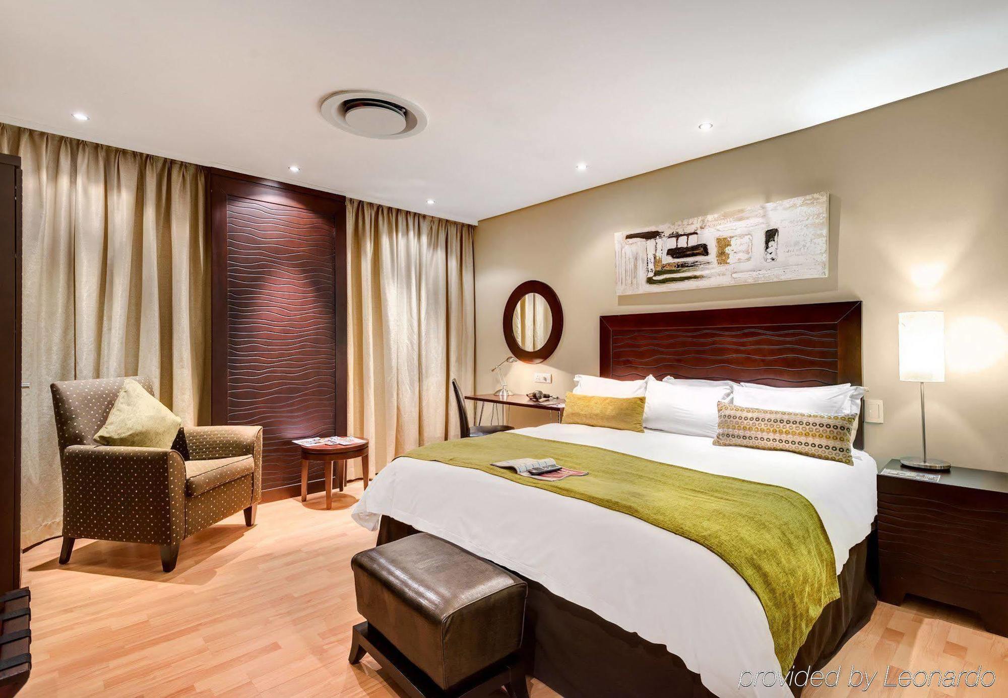 Protea Hotel By Marriott Transit O.R. Tambo Airport Kempton Park Exteriör bild