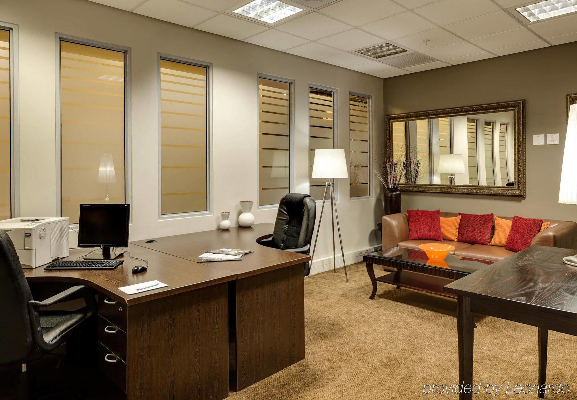 Protea Hotel By Marriott Transit O.R. Tambo Airport Kempton Park Exteriör bild