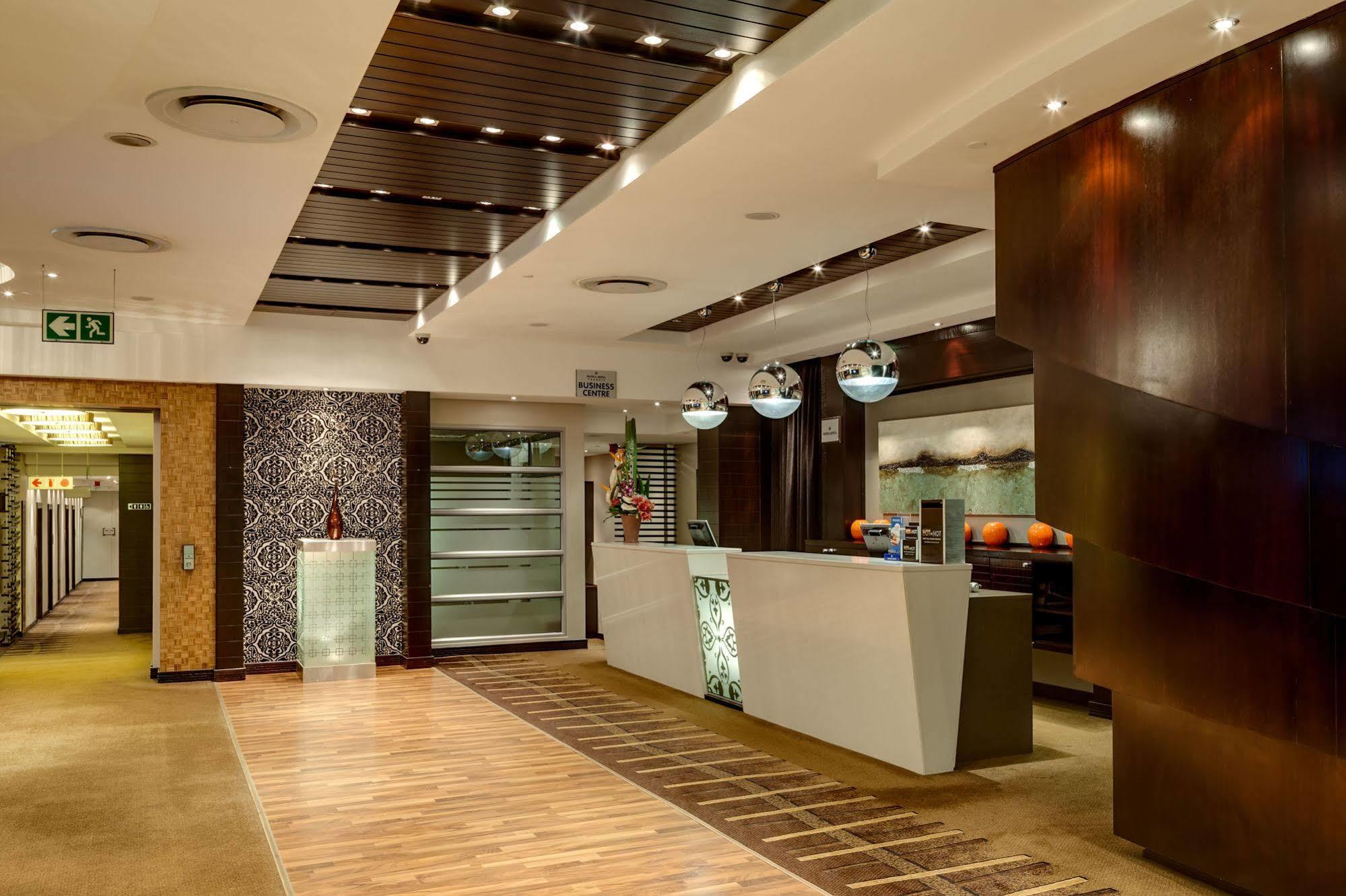 Protea Hotel By Marriott Transit O.R. Tambo Airport Kempton Park Exteriör bild