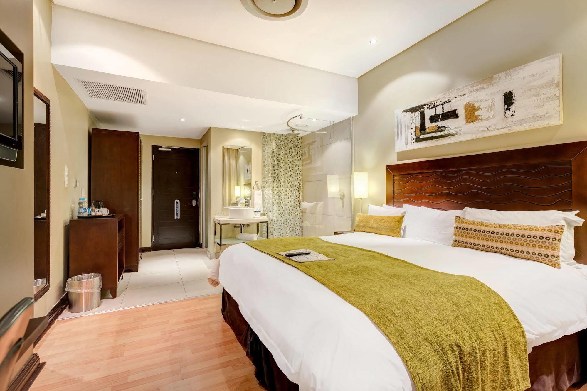 Protea Hotel By Marriott Transit O.R. Tambo Airport Kempton Park Exteriör bild