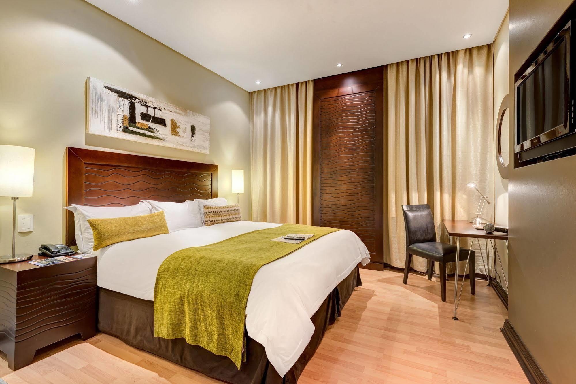 Protea Hotel By Marriott Transit O.R. Tambo Airport Kempton Park Exteriör bild
